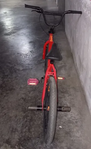 Bicicleta BMX Roja 20". Con tubos traseros.