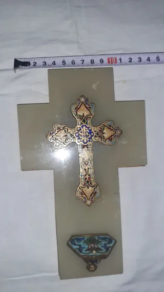 Benditera antigua de pared con cruz esmaltada