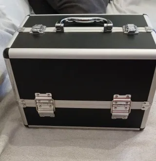 Maletín de maquillaje negro y plateado