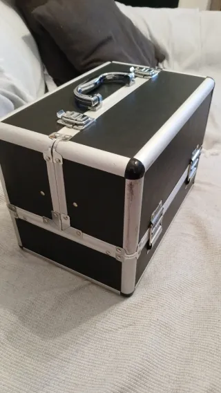 Maletín de maquillaje negro y plateado