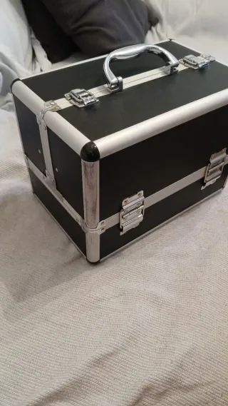 Maletín de maquillaje negro y plateado