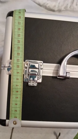 Maletín de maquillaje negro y plateado