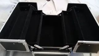 Maletín de maquillaje negro y plateado