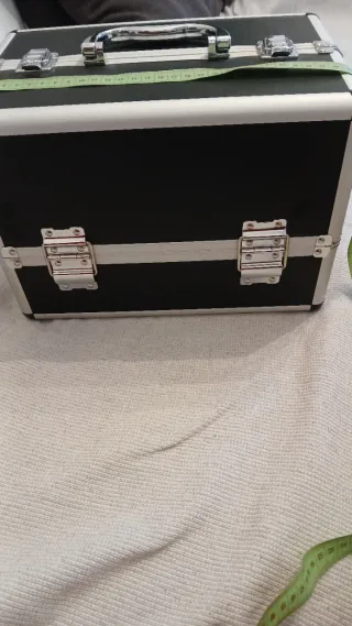 Maletín de maquillaje negro y plateado