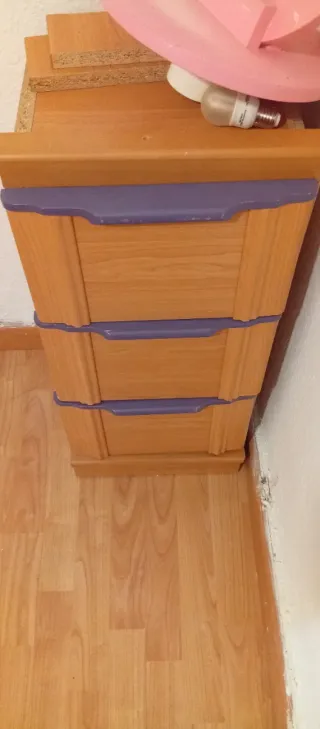 Mesita de noche madera y morado