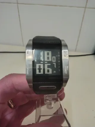 Reloj digital plateado y negro