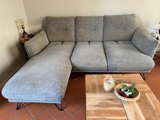 Divano angolare grigio in tessuto