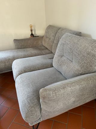 Divano angolare grigio in tessuto