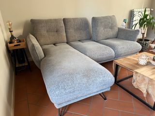 Divano angolare grigio in tessuto