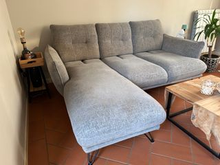 Divano angolare grigio in tessuto