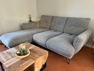 Divano angolare grigio in tessuto