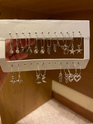 Pendientes con dijes plateados