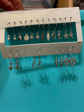 Pendientes con dijes plateados