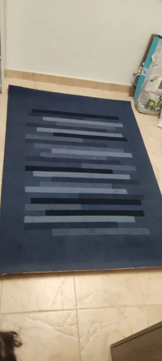 Alfombra azul, celeste con diseño de rayas