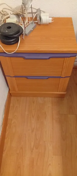 Mesita de noche madera y morado