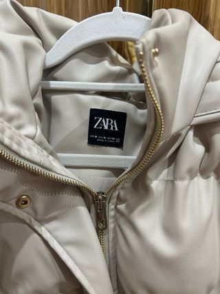 Chaleco Zara polipiel beige con capucha