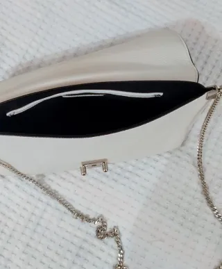 Bolso piel blanco asa metálica plateada