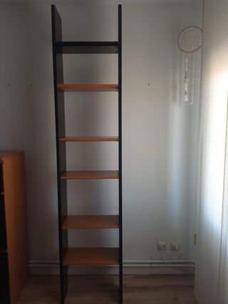 Estantería negra y marrón