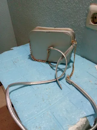 Bolso plateado con cadena