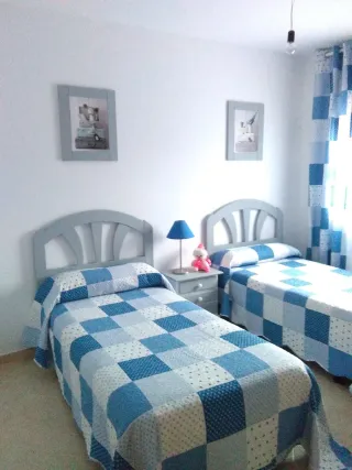 Colchas reversibles,cortinas a juego, y mesilla..