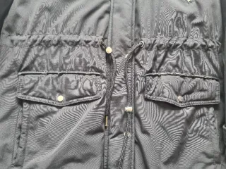 Abrigo negro con capucha y pelo