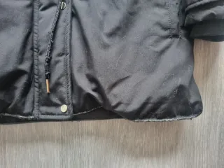 Abrigo negro con capucha y pelo