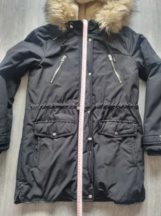 Abrigo negro con capucha y pelo