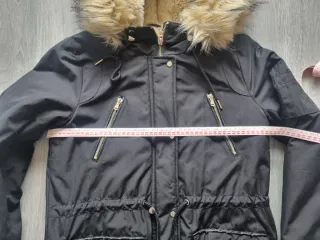 Abrigo negro con capucha y pelo