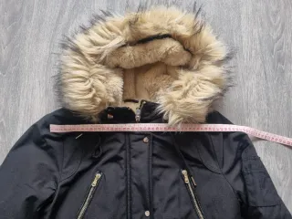 Abrigo negro con capucha y pelo