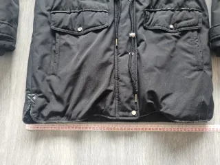 Abrigo negro con capucha y pelo