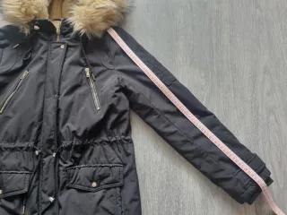 Abrigo negro con capucha y pelo