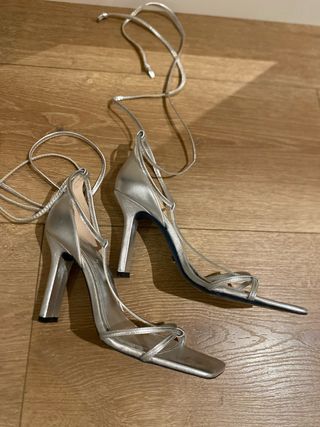 Sandalias tacón Zara piel plateadas