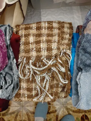 Bufanda y gorro de lana beige y marrón