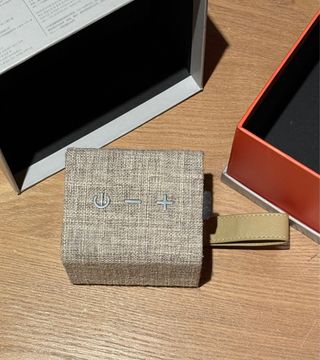 Altavoz inalámbrico beige