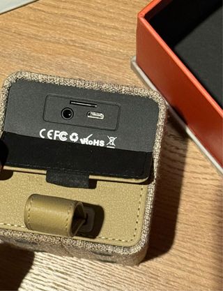 Altavoz inalámbrico beige