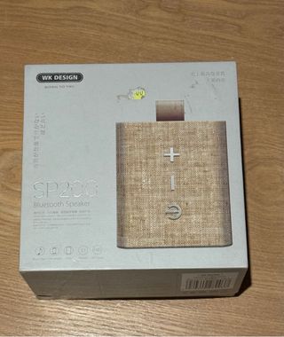 Altavoz inalámbrico beige