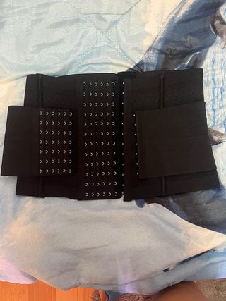 Faja reductora negra con corchetes