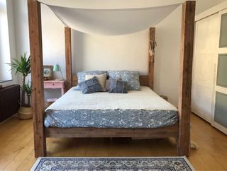 Cama doble con dosel de madera