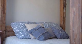 Cama doble con dosel de madera