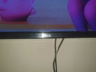 Televisor negro 57cm ancho