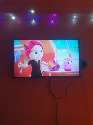 Televisor negro 57cm ancho