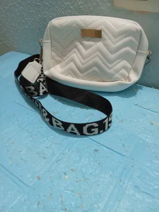 Bolso blanco acolchado con correa