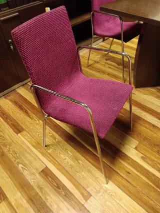 Mesa madera 1x1m y 4 sillas metálicas