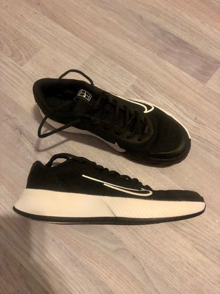 Zapatillas Nike Negras y Blancas Padel