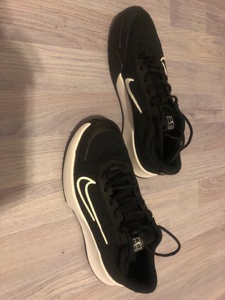 Zapatillas Nike Negras y Blancas Padel