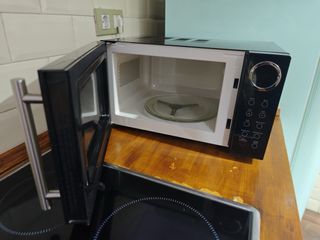 Microondas KOENIC negro y plateado