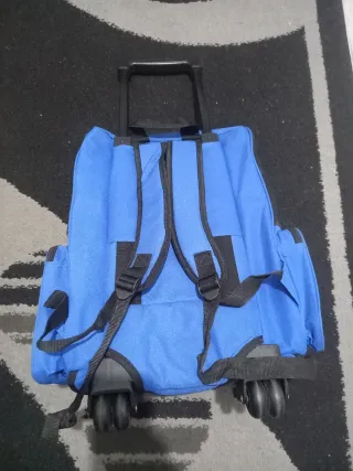 Mochila azul con ruedas