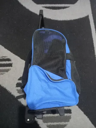 Mochila azul con ruedas