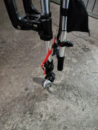 Motor 1.3HP y embarcación