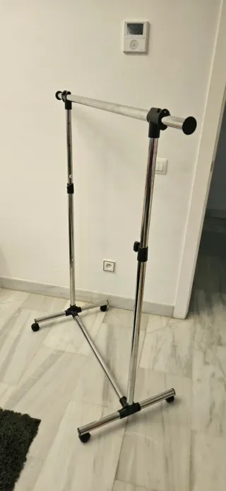 Perchero Metálico Extensible con Ruedas